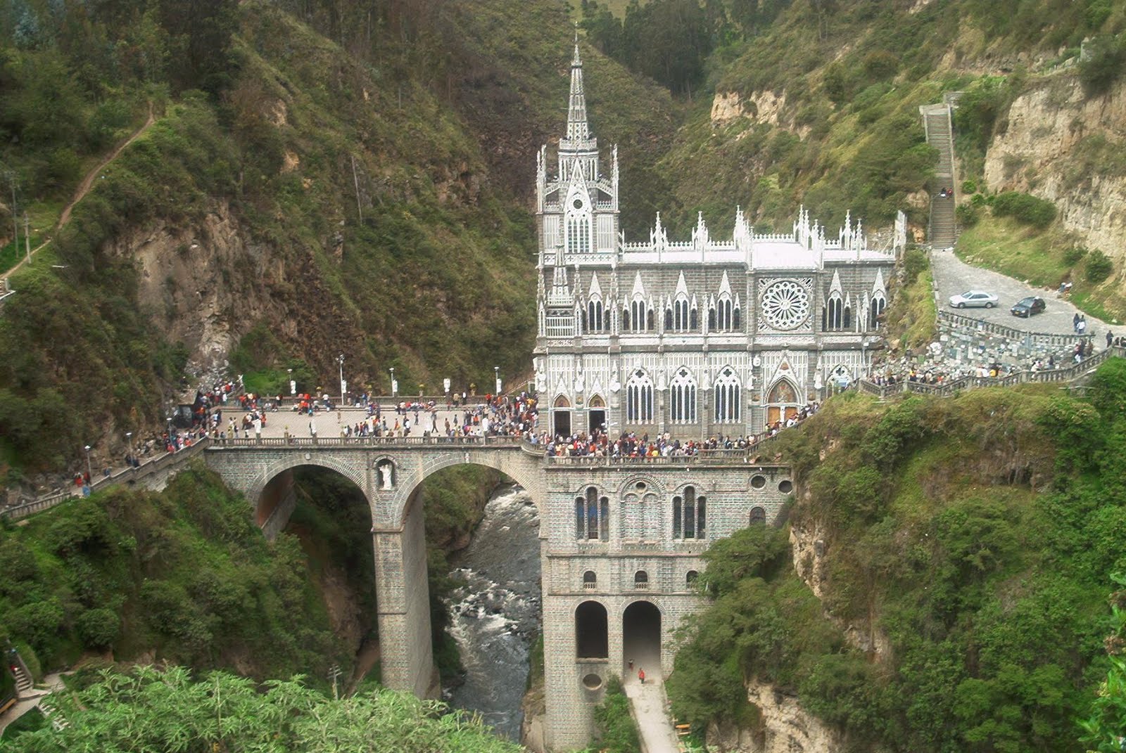 https://arquimedia.s3.amazonaws.com/51/noticias/colombia-santuario-de-las-lajas-02jpg.JPG